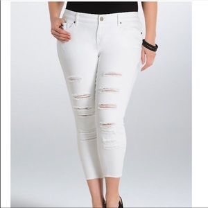 🔥 TORRID Cropped White Destruction Skinny Jeans